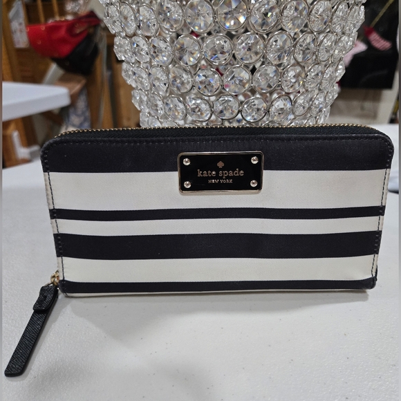 Kate Spade New York Blake Avenue, printed Neda wallet - Picture 1 of 9